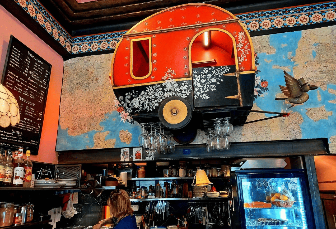 Intérieur du café Caravane - Décoration Alice au pays des merveilles